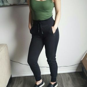 Lululemon high waisted black joggers 4
